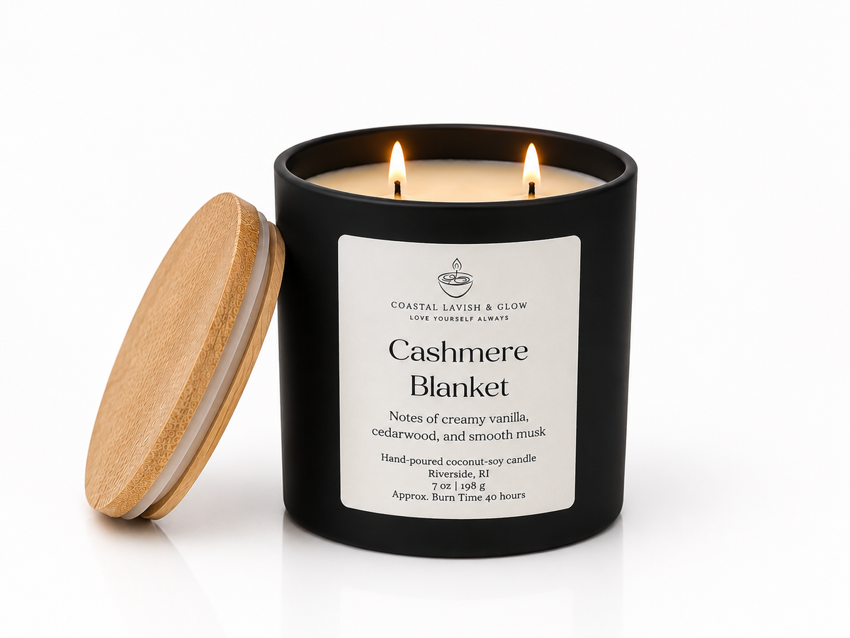 "Cashmere Blanket" Candle with a wooden lid on a white background